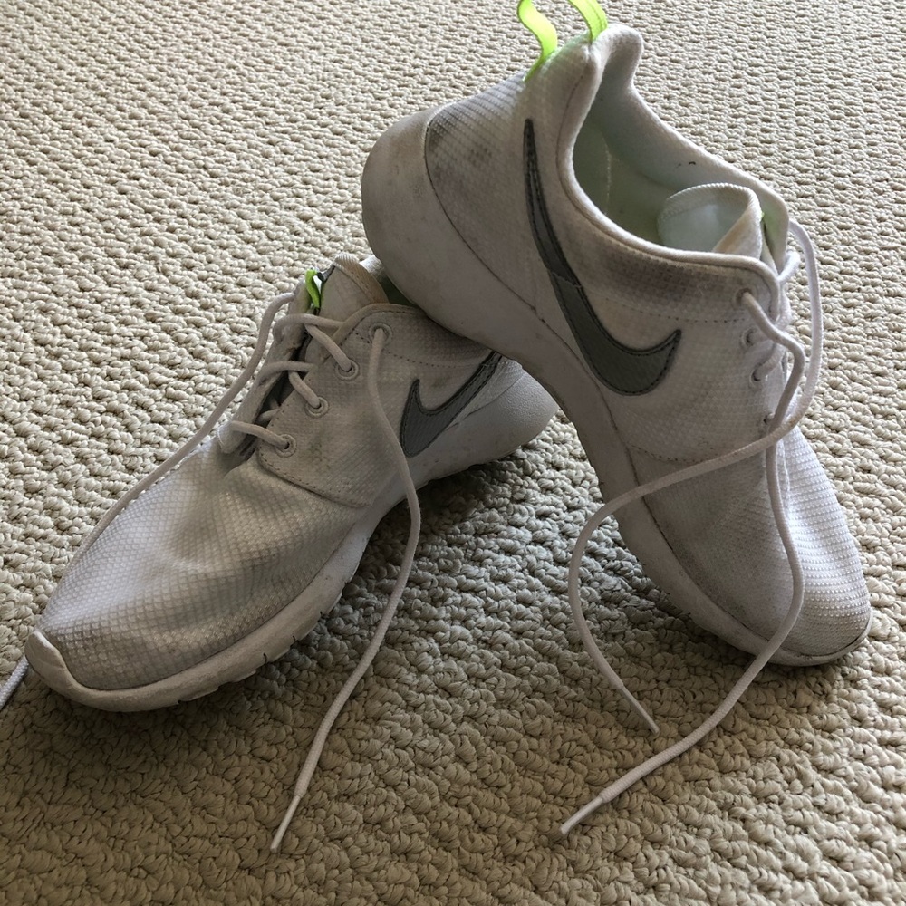 White Nike Roshe